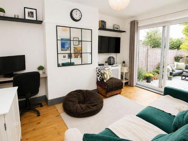 Kingston Road, STAINES UPON THAMES, TW18 1 bed maisonette to rent £1,400 pcm £323 pw