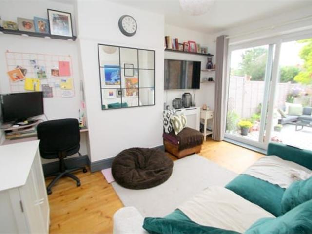 Kingston Road, Staines Upon Thames TW18, 1 bed maisonette to rent, £1,400 pcm | PrimeLocation