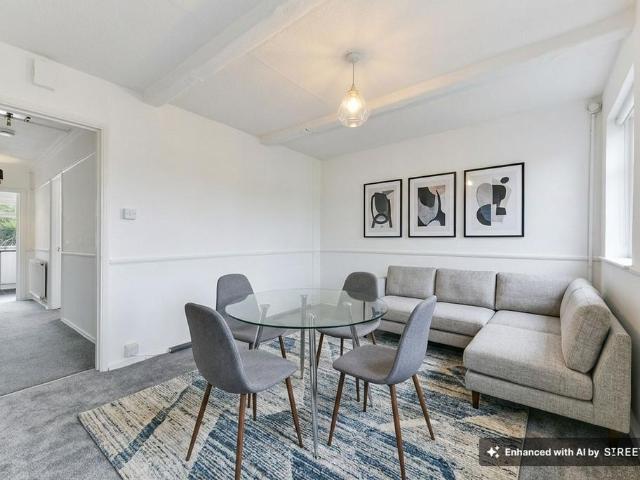 Kingston Road, Staines Upon Thames, TW18 2 bed flat to rent £1,600 pcm £369 pw