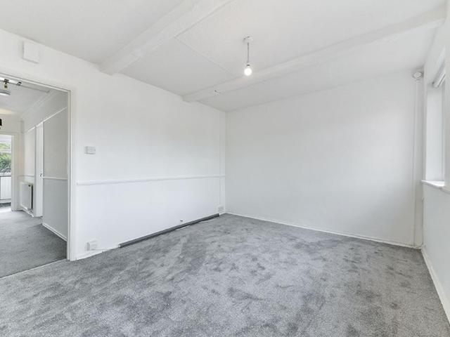 Kingston Road, Staines Upon Thames, TW18 2 bed flat to rent £1,600 pcm £369 pw