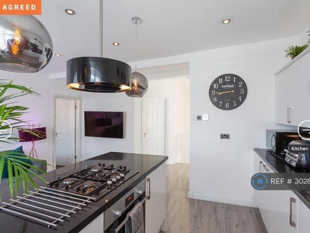 Kingston Road, Stoneleigh, KT19 1 bed in a flat share to rent £700 pcm £162 pw