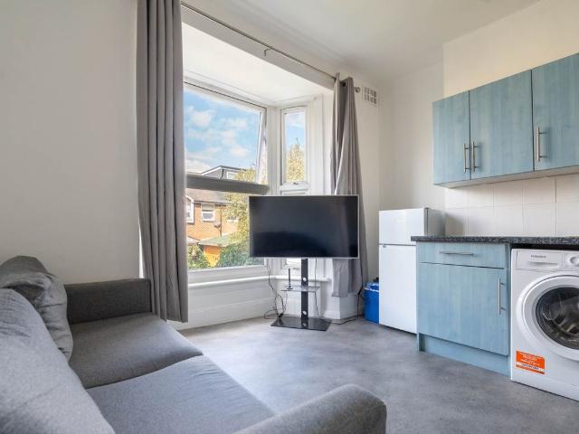 Kingston Road SW19, London, 1 bed flat to rent, £1,500 pcm | PrimeLocation