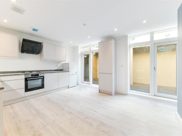 Kingston Road, South Wimbledon SW19 3 bed flat to rent £2,950 pcm £681 pw