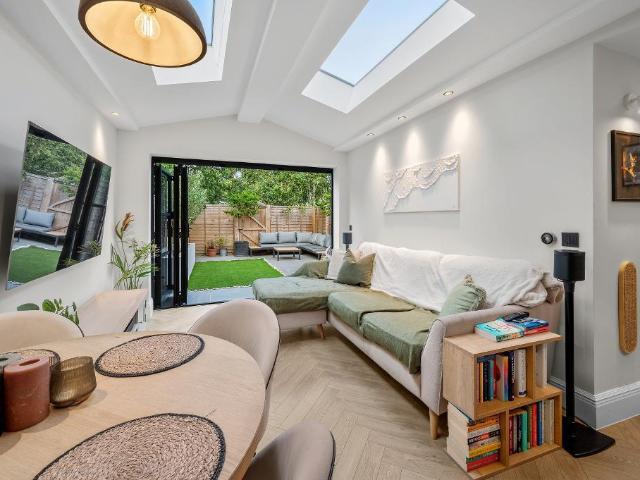 Kingston Road, Wimbledon Chase, SW20 8LN 2 bed maisonette to rent £3,400 pcm £785 pw