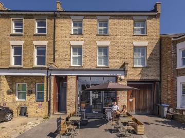 Kingston Road Wimbledon SW19 2 bed apartment to rent £2,350 pcm £542 pw
