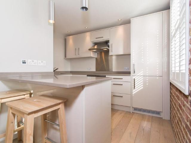 Kingston Road, Wimbledon SW19 2 bed apartment to rent £2,350 pcm £542 pw