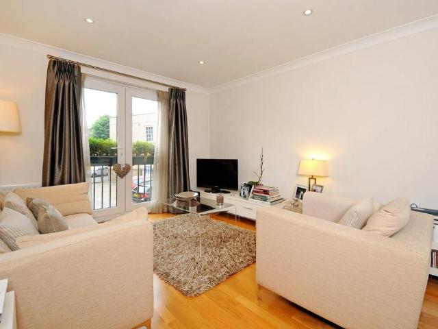 Kingston Road, Wimbledon, SW19 2 bed flat to rent £2,250 pcm £519 pw
