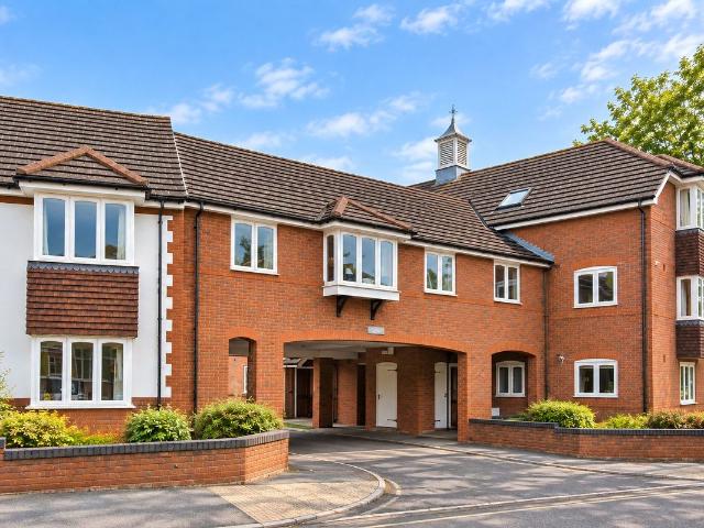 Kingsway, Woking, Surrey GU21, 2 bed flat to rent, £1,700 pcm | PrimeLocation