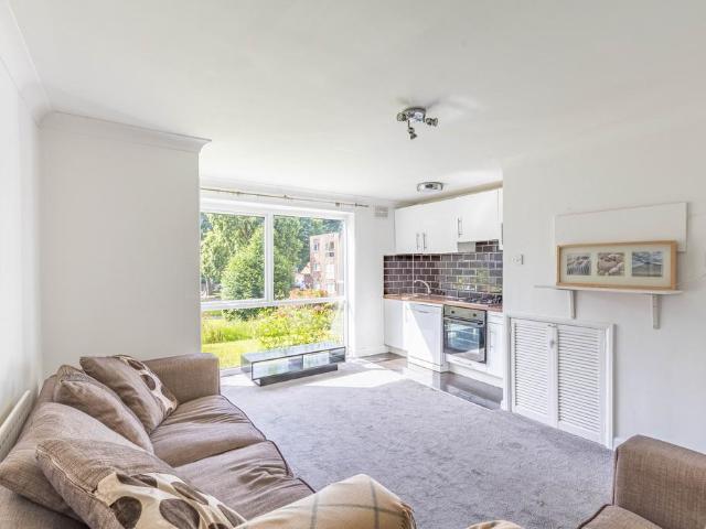Kingsway Court, Leeds LS17 1 bed flat to rent £850 pcm £196 pw