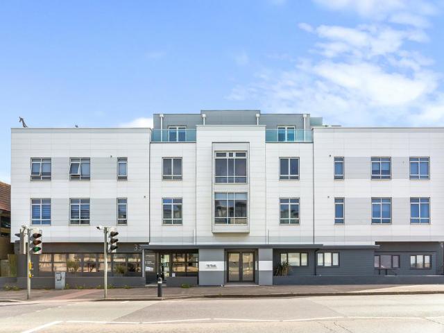 Kingsway, Hove BN3 2 bed flat to rent £2,350 pcm £542 pw