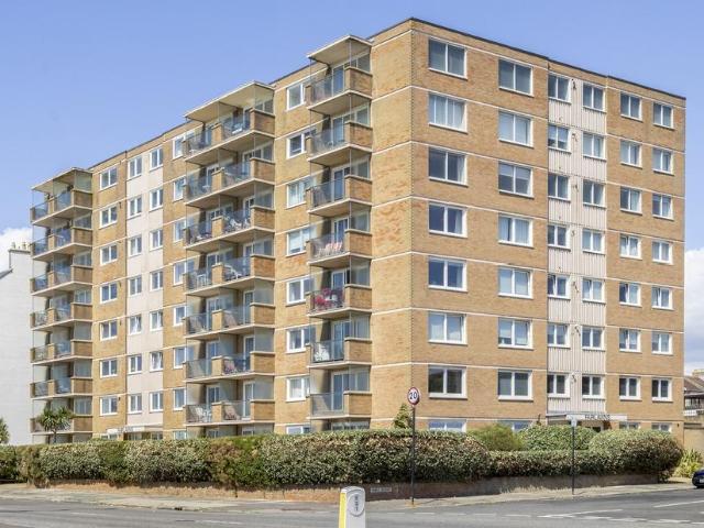 Kingsway, Hove BN3 3 bed flat to rent £2,350 pcm £542 pw