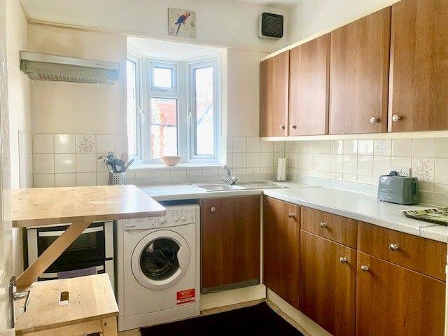 Kingsway, Mortlake, London SW14, 2 bed flat to rent, £1,850 pcm | PrimeLocation