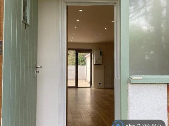 Kingsway, Staines Upon Thames, TW19 3 bed semi detached house to rent £2,250 pcm £519 pw