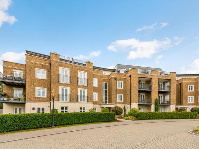 Kingswood Ascot SL5 2 bed flat to rent £3,350 pcm £773 pw
