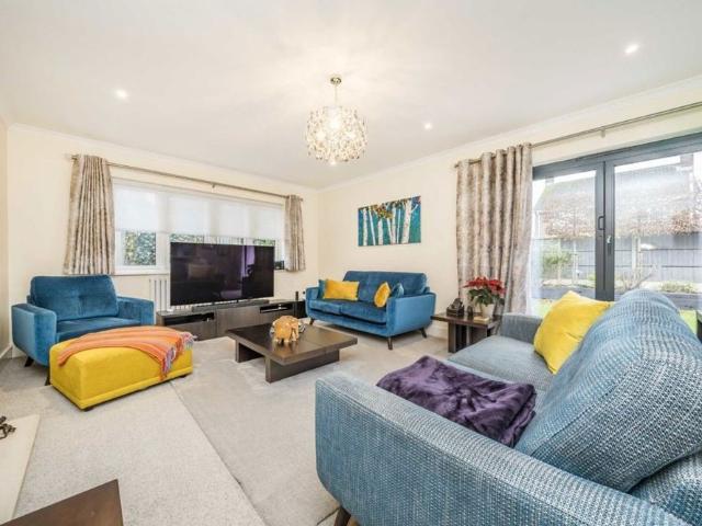 Kingswood Avenue, TW12, London