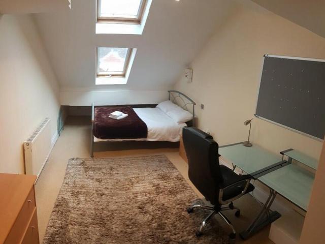 Kingswood Road, Manchester, M19 2LW, United Kingdom | 11 bed house for rent #136034446 | Rentberry