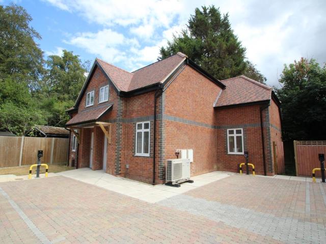 Kingswood Way, South Croydon, CR2 3 bed house to rent £2,450 pcm £565 pw