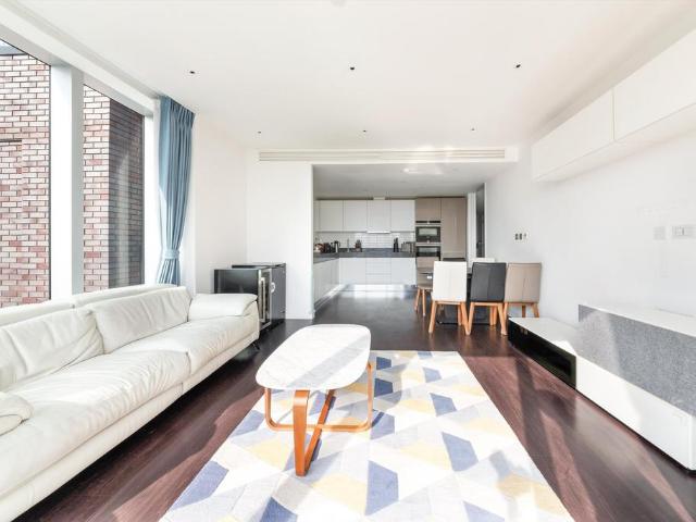 Kingwood House, Chaucer Gardens. 3 bed flat to rent £6,500 pcm £1,500 pw
