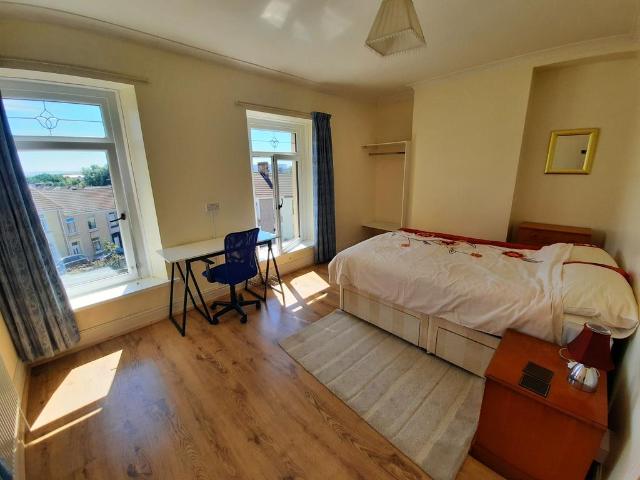 Kinley Street, St Thomas, Swansea 4 bed house to rent £1,360 pcm £314 pw
