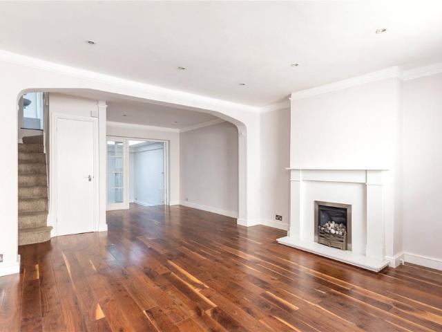 Kinnerton Place North, London, SW1X 2 bed terraced house to rent £4,750 pcm £1,096 pw