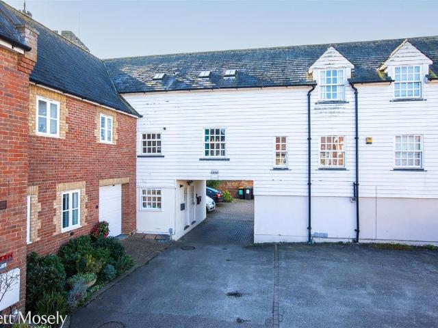 Kinnings Row, Tonbridge TN9, 2 bed flat to rent, £1,350 pcm | PrimeLocation