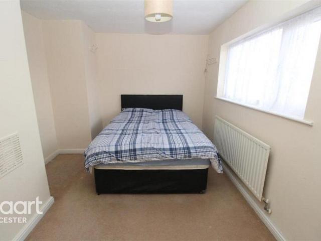 Kinross Avenue, Leicester 4 bed semi detached house to rent £1,395 pcm £322 pw