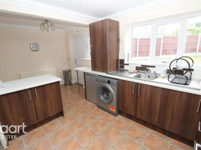 Kinross Avenue, Leicester 4 bed semi detached house to rent £1,395 pcm £322 pw