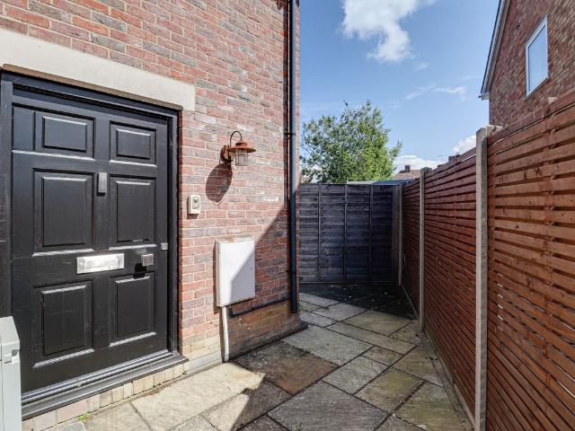 Kinsbourne Close, Harpenden, Hertfordshire AL5, 2 bed maisonette to rent, £1,800 pcm | PrimeLocation