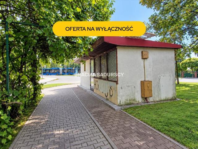 Kiosk handlowy z zapleczem, do remontu, 32 m²