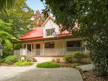 KIAH COTTAGE LIGHT FILLED CHARACTER HOME IN A SOUGHT AFTER LOCATION