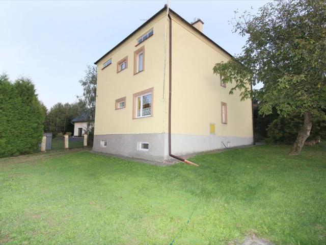 Przestronny dom 150m2 z garażami i ogrodem w Kielnarowej