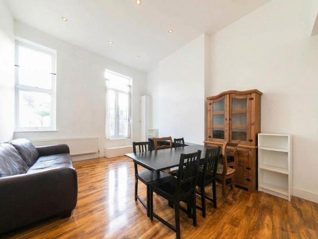 Kilburn High Road, London NW6 2 bed flat to rent £2,250 pcm £519 pw