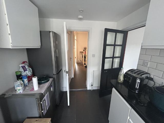 Kilburn Lane, London W10 1 bed in a flat share to rent £1,175 pcm £271 pw