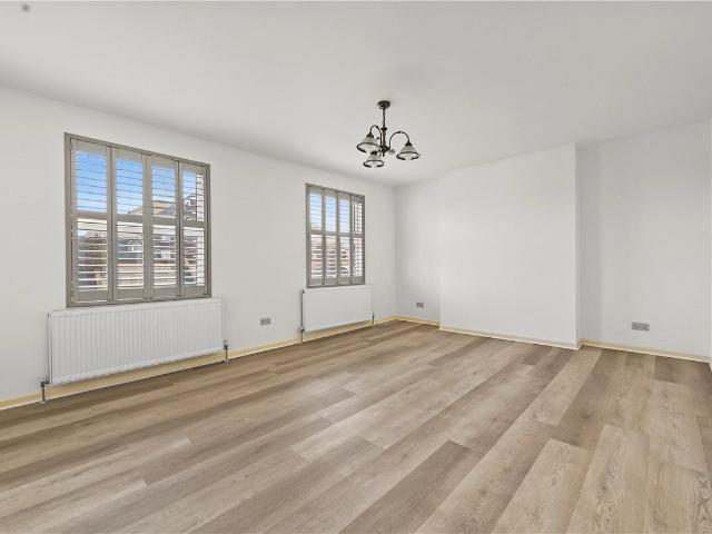 Kilburn Lane, London W10, 3 bed flat to rent, £3,500 pcm | PrimeLocation