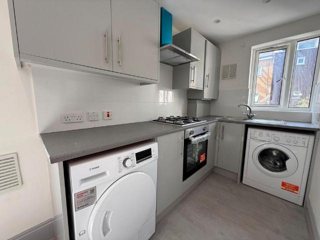 Kilburn Lane, Queen Park, W10 4 bed flat to rent £2,900 pcm £669 pw