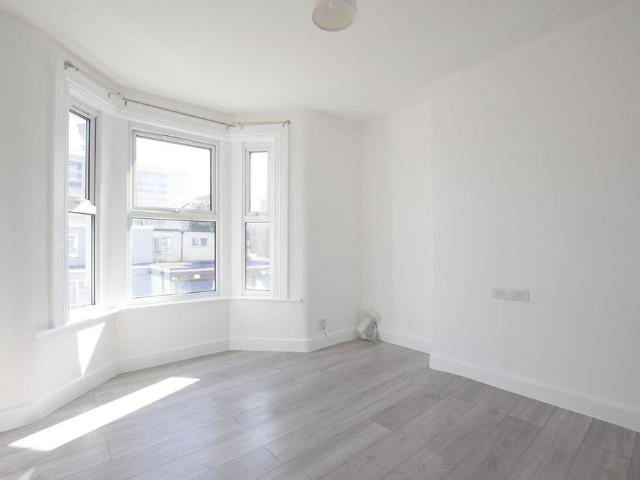 Kildare Road, Canning Town, E16 2 bed flat to rent £1,750 pcm £404 pw