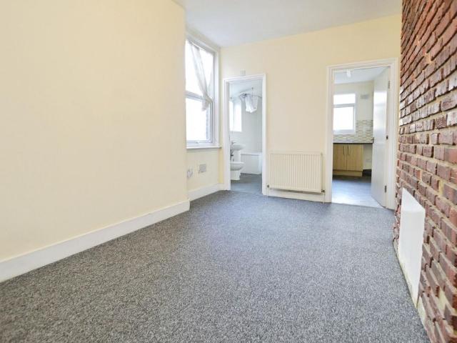 Kildare Road, London E16, 3 bed flat to rent, £2,200 pcm | PrimeLocation