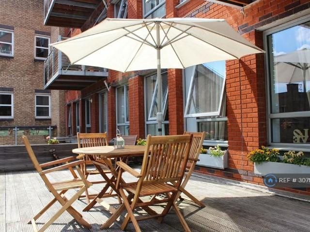 Kilmuir House, Epsom, KT17 2 bed flat to rent £1,700 pcm £392 pw