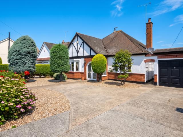 Kiln Road, Essex SS7 2 bed bungalow to rent £2,000 pcm £462 pw
