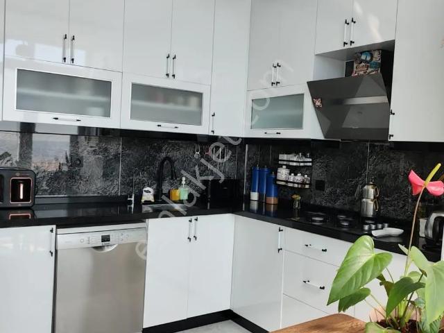 Kiptaş Menekşe Sitesi’nde Kaçırılmayacak Full Yenilenmiş Göl Manzaralı Güney Cephe Satılık Daire