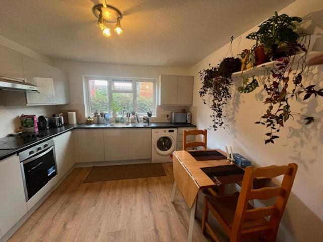 Kipling Drive, South Wimbledon, SW19 2 bed flat to rent £2,000 pcm £462 pw
