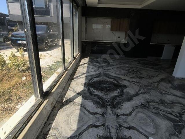 kiralık muhteşem kullanımlı havuzlu