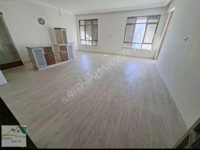 Kiralık Binada Tek Daire 3+1 Tranvayın Dibi 200m2 2 Ci Ara Kat