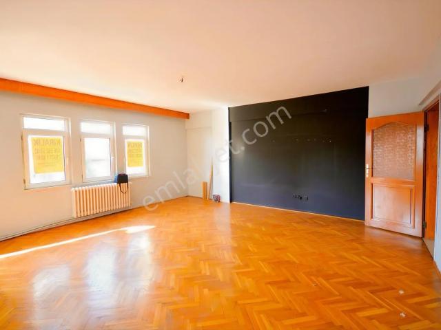 Kiralık Daire 3+1 Ana Cadde Üstünde 150 M2 Metroya 5 Dk Mesafede