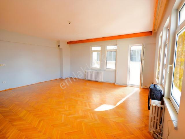 Kiralık Daire 3+1 Ana Cadde Üstünde 150 M2 Metroya 5 Dk Mesafede