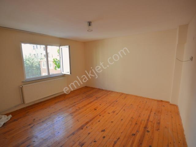 Kiralık Daire 4+1 Üst Kat 120 M2 Konumu Güzel Asansör Yok