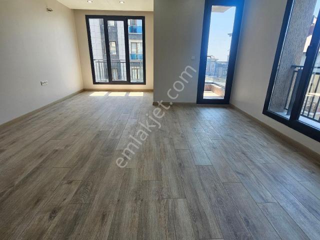 Kiralık Sıfır Binada Sıfır Daire Çok Kullanışlı Odalar