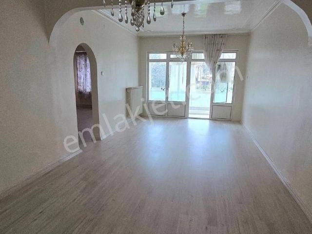 Kiralık, 2+1 K.esat Başak Sokak'ta, Katta, Kombili