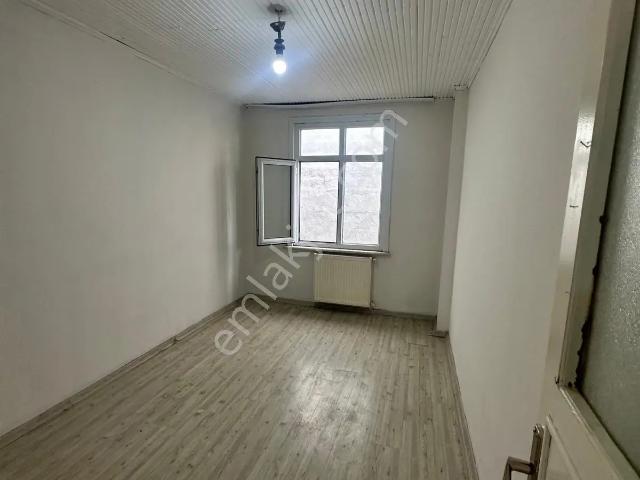Kiralık 2 + 1 Temiz Kullanışlı Büyük Daire