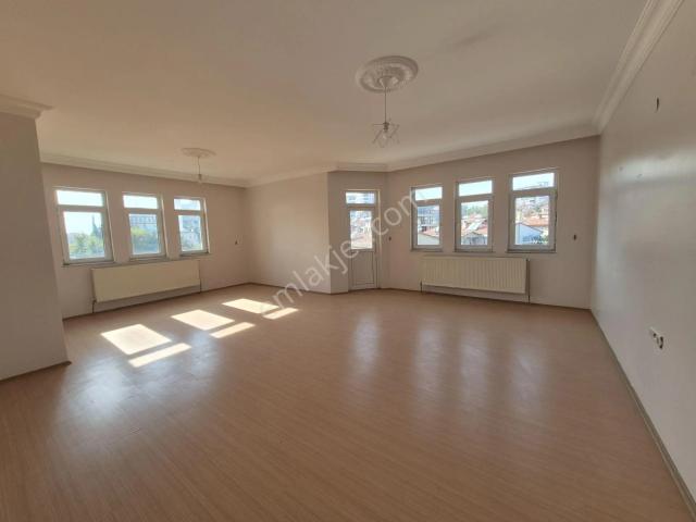 Kiralık 3+1 Daire 175 M2 Suluova Maarif Mahallesi